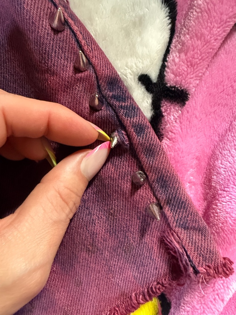 Distressed High-Waist Denim Shorts burgundy - Picture 7 of 9